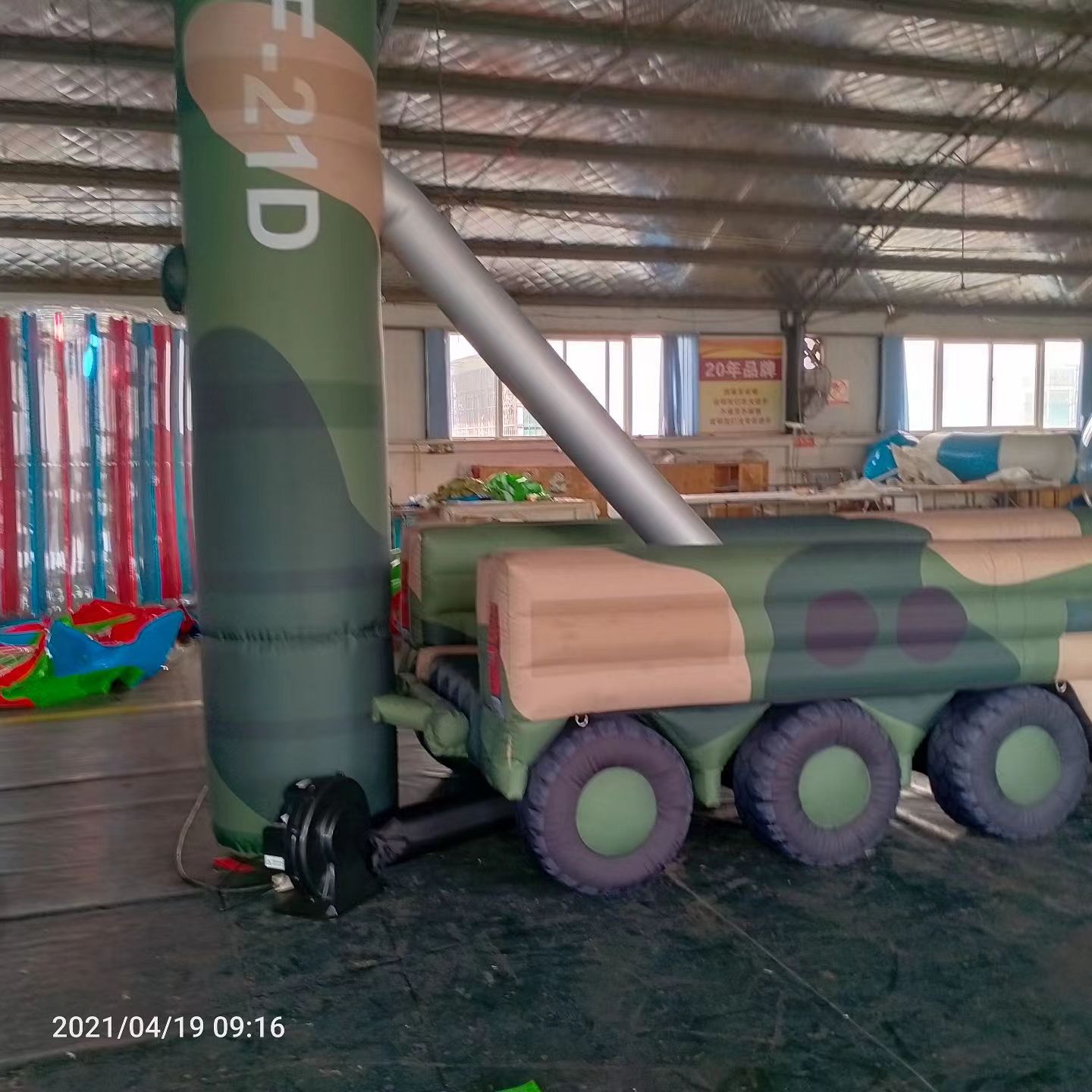 东莞军事演习中的充气目标车辆：模拟发射车雷达车坦克飞机